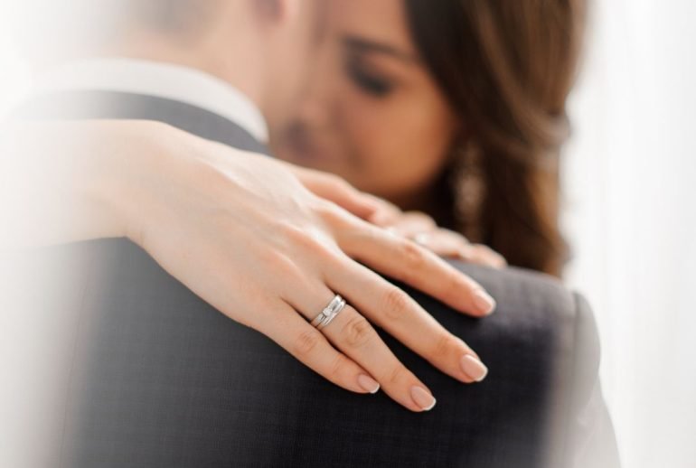 Noiva sorrindo segurando esposo